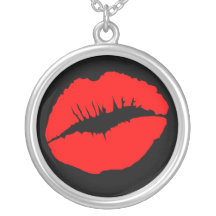 Lèvres rouges de Kissy Colliers