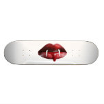 Lèvres rouges de rouge à lèvres de vampire sanglan planches à roulettes customisées