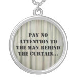 L'homme derrière le rideau pendentif