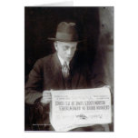 L'homme lit des nouvelles de guerre carte de vœux