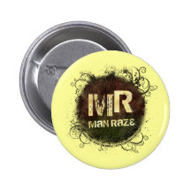 L'homme rasent le bouton rond jaune badge