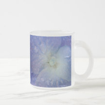 L'hortensia bleu, l'eau laisse tomber la tasse en 