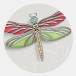 Libellule ornée de bijoux verte et rouge adhésif rond