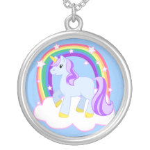 Licorne magique avec le collier d'arc-en-ciel