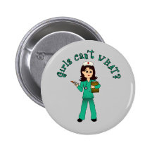 L'infirmière en vert frotte (la lumière) badge avec épingle