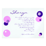 L'invitation de bat mitzvah entoure le bleu rose