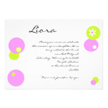 L'invitation de bat mitzvah entoure le vert rose