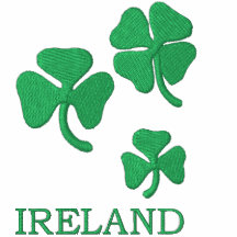 L'Irlande avec des shamrocks a brodé la chemise