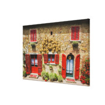 L'Italie, le Lucignano, les volets rouges et la ré Impression Sur Toile
