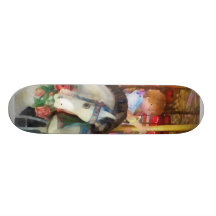 Little Boy sur le carrousel Skateboards