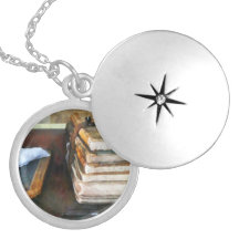 Livres et ardoise de vieille école pendentif