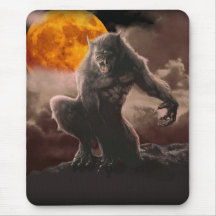 Loup-garou sur la lune rouge tapis de souris