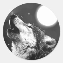 Loup hurlant à la lune adhésifs ronds