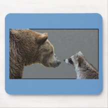 L'ours grisonnant rencontre le raton laveur tapis de souris