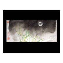 Lune au-dessus de carte postale de noir d'herbe