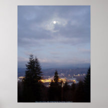 Lune brumeuse au-dessus du fleuve Columbia Posters