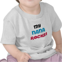 Ma Nana bascule le T-shirts et les cadeaux