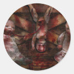 Macabre - poupées - avoir un ami pour le dîner adhésif rond
