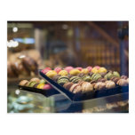 Macarons dans la vitrine d'exposition 2 cartes postales