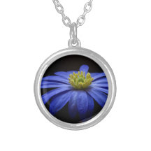 Macro fleur bleue pendentif
