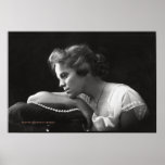 Madame avec des perles affiche