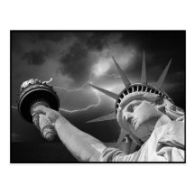 Madame Liberty sous un ciel orageux Cartes Postales