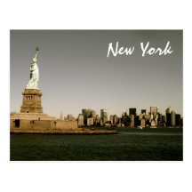 Madame Liberty Watches Over NYC (sépia) Carte Postale