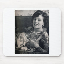 Madame tatouée étendue tapis de souris