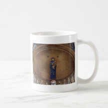 Madonna debout au-dessus des images d'apôtre mugs