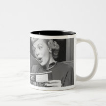Magazine de lecture de couples tasse à café