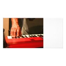 main jouant le musicien rouge de mâle de clavier cartes de vœux avec photo