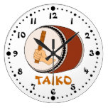 Main tenant la mise en tambour japonaise de tambou pendule