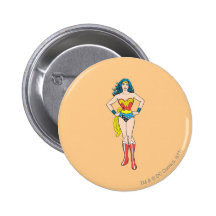 Mains de femme de merveille sur des hanches badge