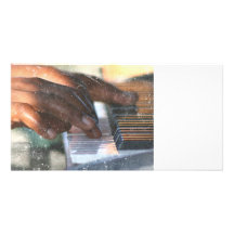 mains foncées de peau jouant la grunge de clavier  photocarte personnalisée