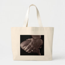 mains sur le sac de bébé