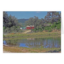 Maison et grange de ranch dans le pays de colline  carte de vœux