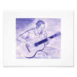 Mâle jouant la guitare acoustique tout en reposant photo