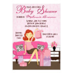 Maman moderne chic avec l'invitation de baby showe