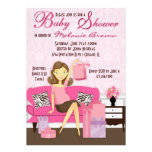 Maman moderne chic avec l'invitation de baby showe