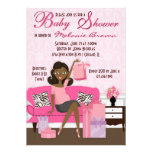 Maman moderne chic avec l'invitation de baby showe