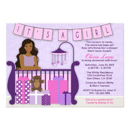 Maman moderne mignonne dans l'invitation de baby s