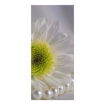 Marguerite blanche et perles épousant le programme double carte