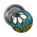 Marguerite blanche sur l'arrière - plan bleu - col badges avec agrafe