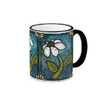 Marguerite blanche sur l'arrière - plan bleu - col mug à café