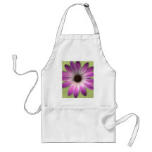 Marguerite rose magenta sur la texture de cuir de  tablier