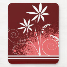 Marguerites blanches sur le rose et le rouge tapis de souris