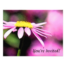 Marguerites pourpres d'invitation d'espoir
