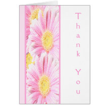 Marguerites roses de Gerbera sur la carte de note 