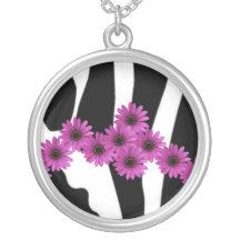 MARGUERITES ROSES DE GERBERA SUR LA COPIE DE ZÈBRE COLLIERS