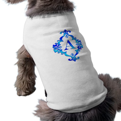 Marquez avec des lettres un bleu tee-shirts pour toutous